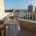 Διαμέρισμα Ema Near *